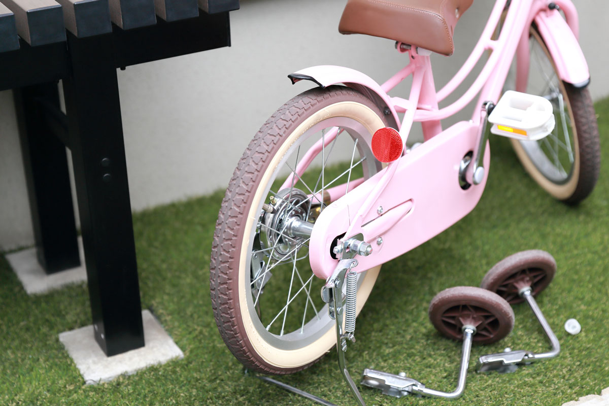 子供部屋の人工芝と自転車のイメージ写真